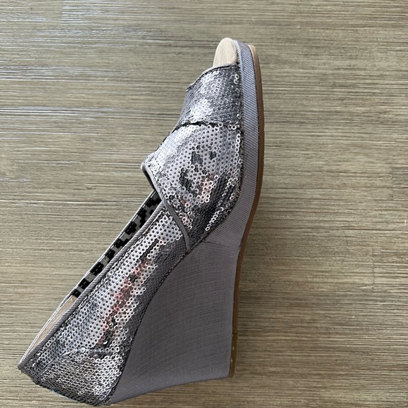 Tom’s Pewter Sequin Wedges. 7 1/2 - Picture 3 of 8